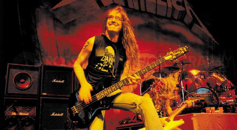 Cliff Burton en el escenario con Metallica.