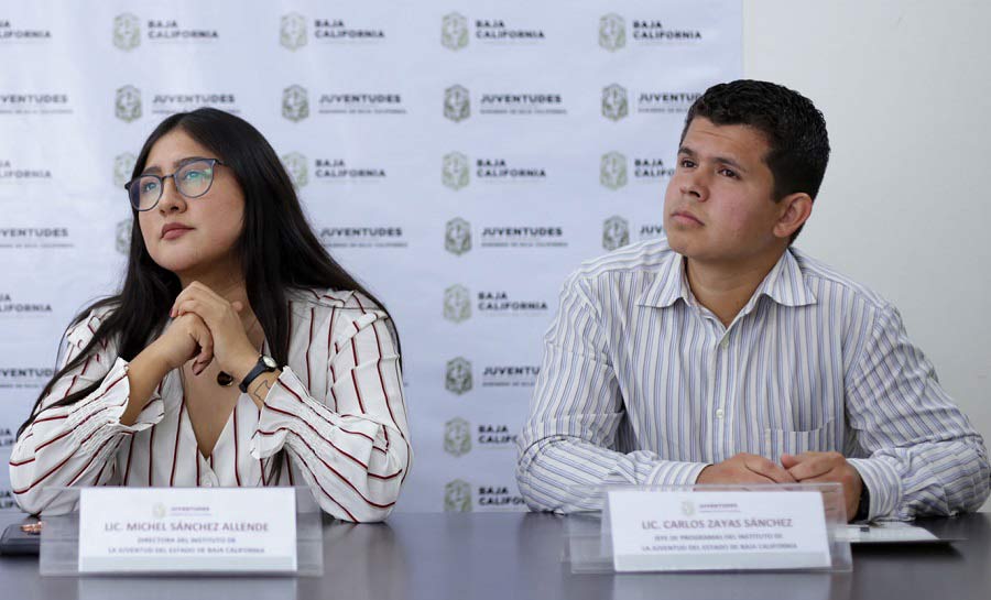 Michel Sánchez, director del Instituto de la Juventud de Baja California, a un lado, Carlos Zayas.