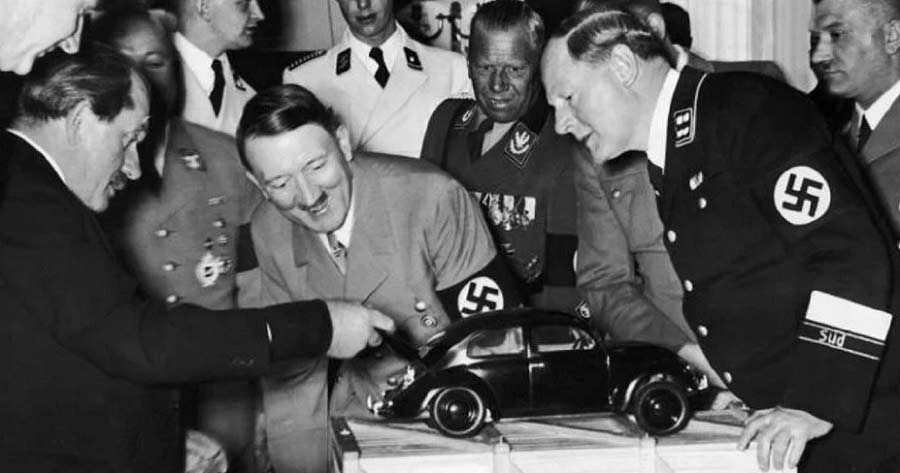 Hitler y su pandilla viendo el modelo a escala del vocho.