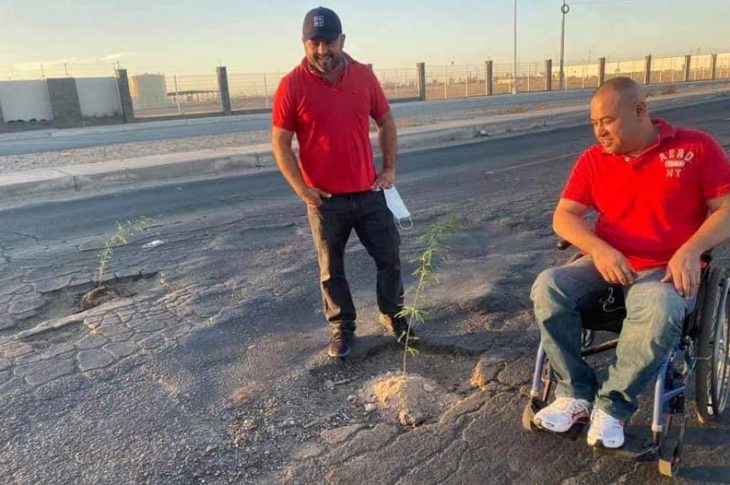 Leonardo y Luis taparon los baches plantando arbolitos.