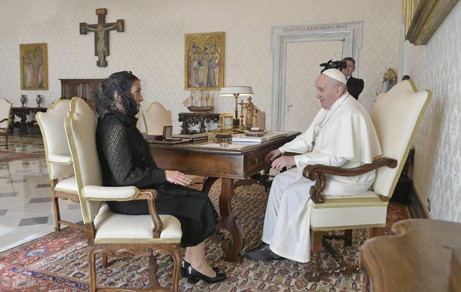 Beatriz Gutiérrez junto con el Papa Francisco.