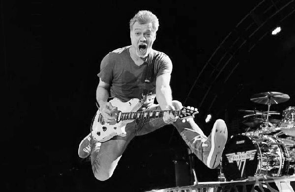 Eddie Van Halen en el escenario hace unos cuantos años atrás.
