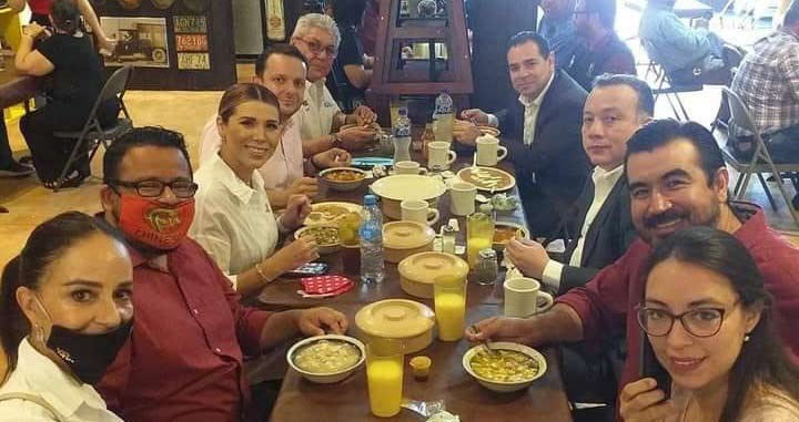 Comiendo menudo sin sana distancia.