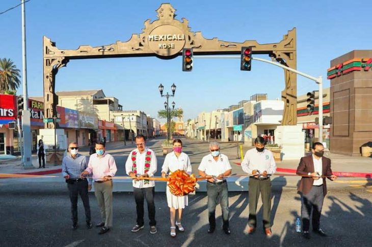 Inaugurando el arco "Mexicali Rose" frente a los medios.