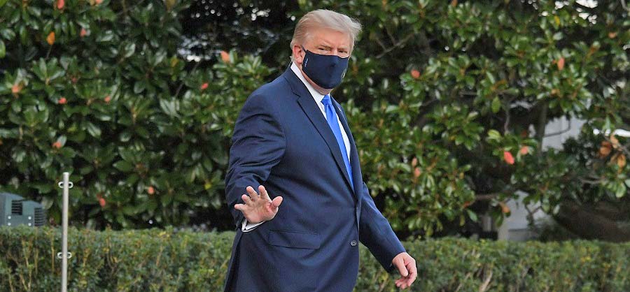 Trump usando cubrebocas.