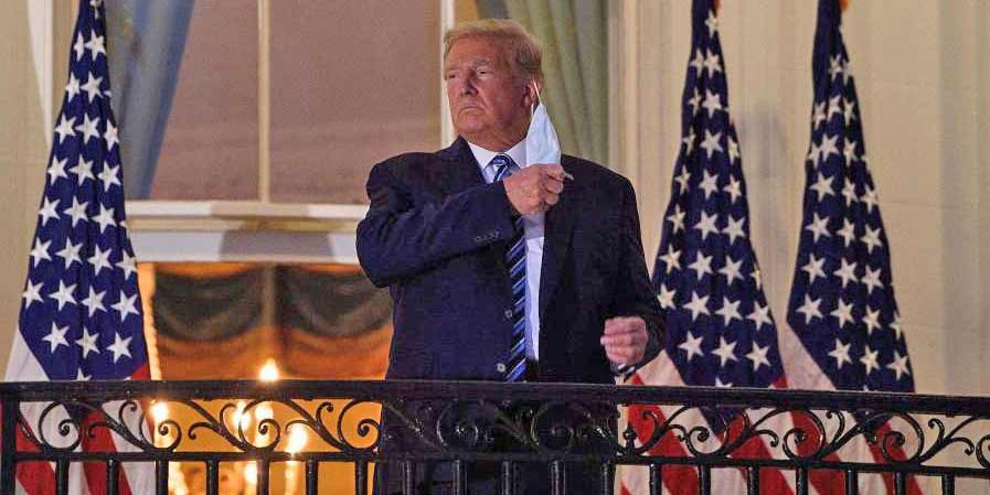 Trump se quita el cubrebocas al llegar a la Casa Blanca.