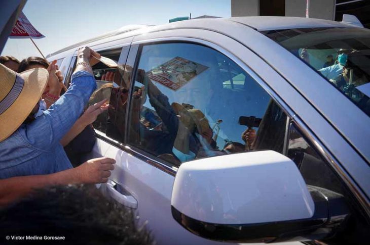 AMLO ni bajó la ventana para atender a los manifestantes apartidistas. Foto: Víctor Medina.