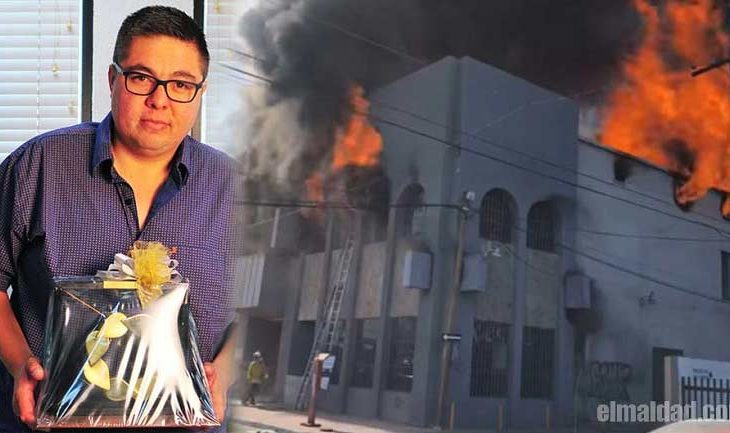 Armando Samaniego, director de la CESPM presumiendo el reconocimiento y lado el incendio sofocado con agua de Calexico.