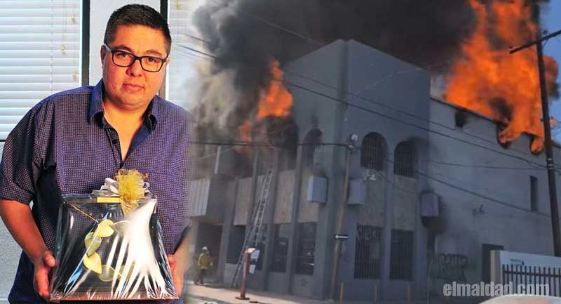 Armando Samaniego, director de la CESPM presumiendo el reconocimiento y lado el incendio sofocado con agua de Calexico.