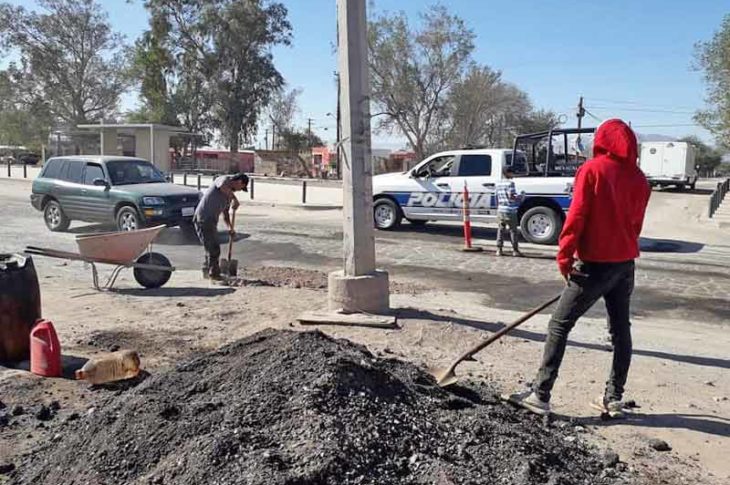 Ciudadanos tapando baches en la zona poniente de Mexicali. Foto: MF Noticias Mexicali.