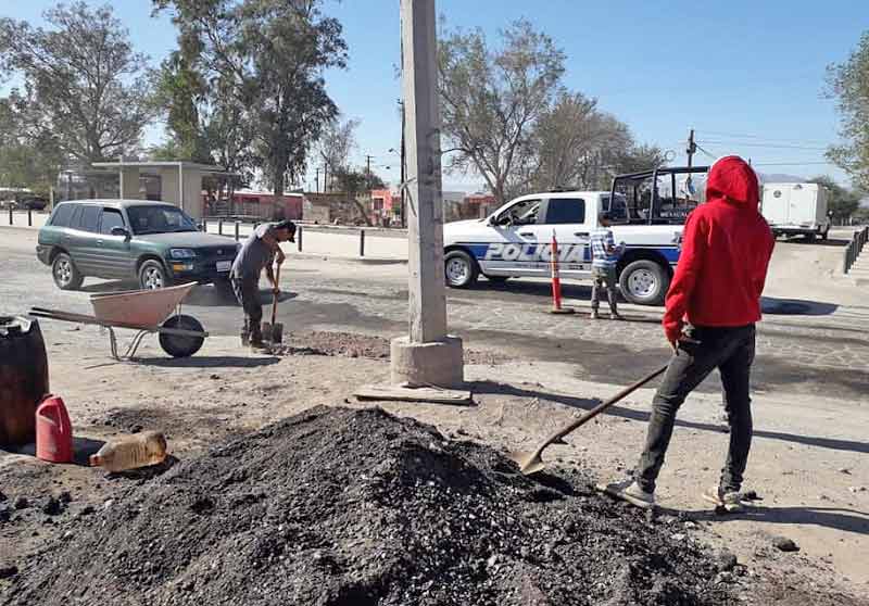 Ciudadanos tapando baches en la zona poniente de Mexicali. Foto: MF Noticias Mexicali.