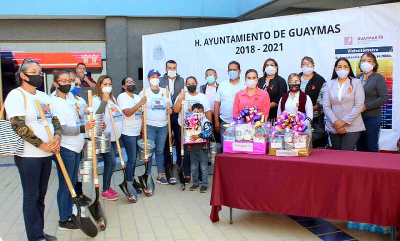 Guerreras Buscadoras junto a la alcaldesa de Guaymas.