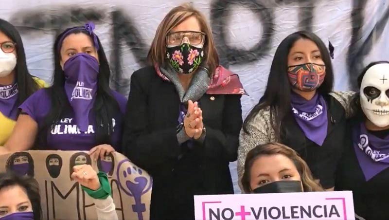 Senadora de Morena con colectivo feminista.