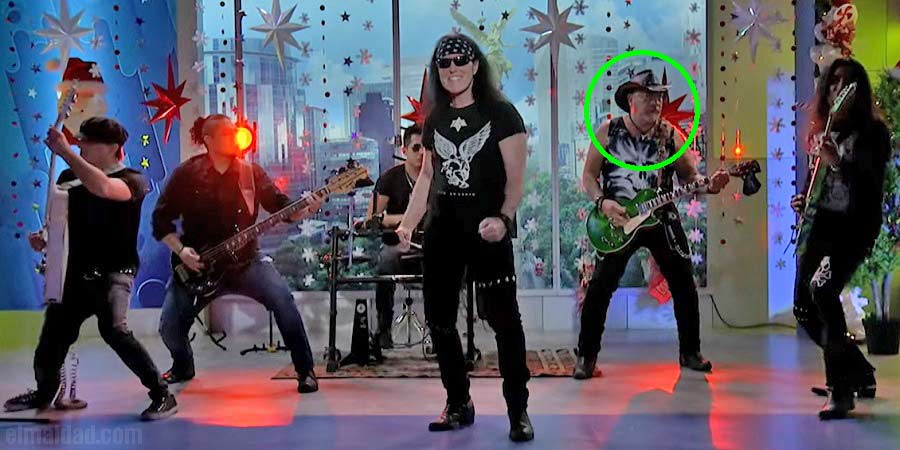 Dave Evans con su banda y el colado de Trejo.