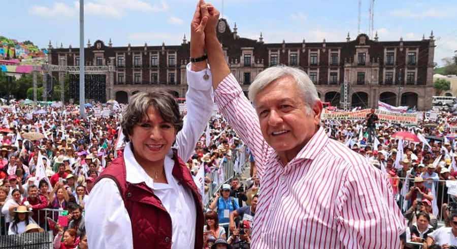 La maestra Delfina en campaña en el 2017 junto con AMLO.