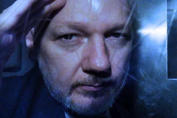 Julian Assange detenido en Inglaterra.