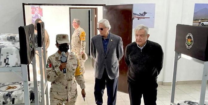 Jaime Bonilla y AMLO recorriendo las instalaciones del cuartel de la Guardia Nacional.