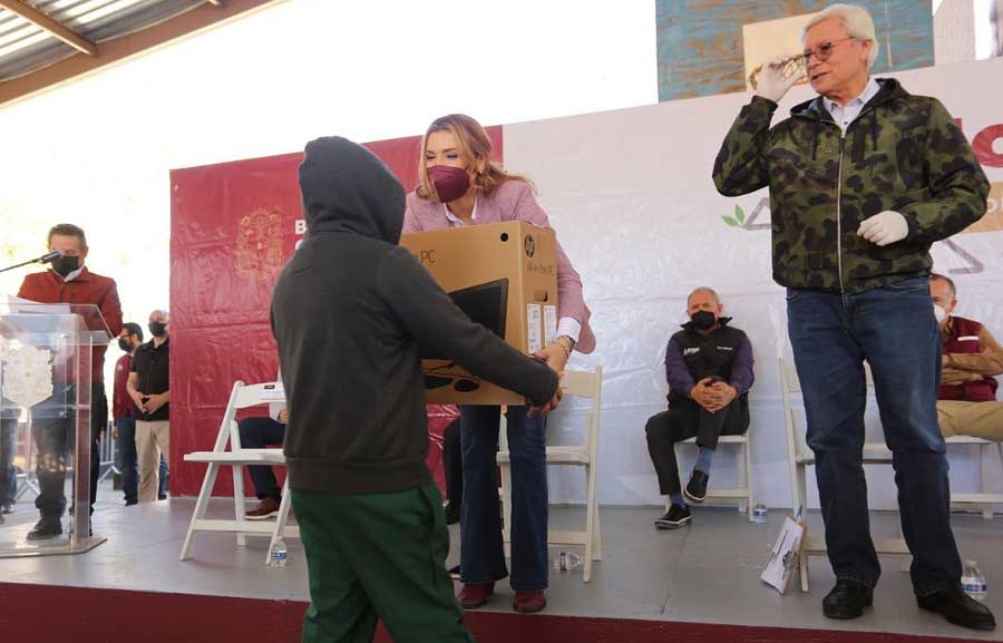 Marina del Pilar en Tijuana entregando apoyos.