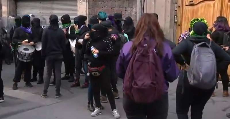 Grupo femisimio frente a Palacio Nacional.