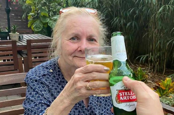 Jane, la mamá de Chuck brindando con una cerveza.