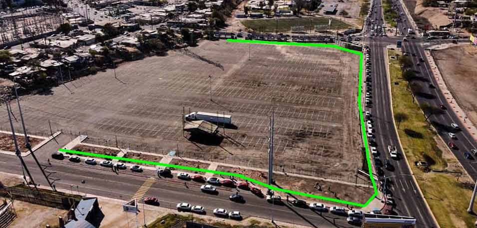 Fila de autos para vacunarse contra el covid-19 este viernes en la mañana en el estacionamiento del Fex en Mexicali.