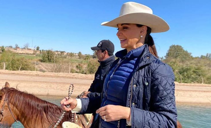 Lupita Jones ya viste hasta chaleco estilo de Anaya pero con un outfit norteño, lista para la campaña.