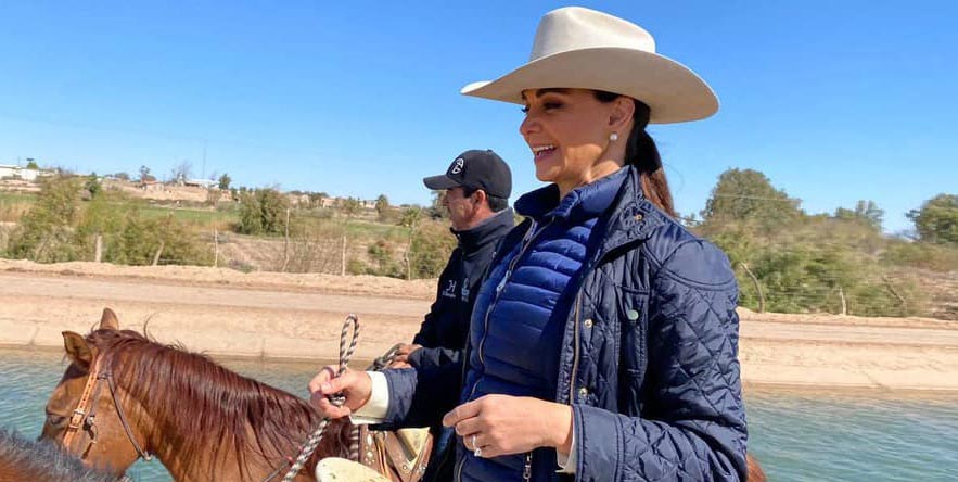 Lupita Jones ya viste hasta chaleco estilo de Anaya pero con un outfit norteño, lista para la campaña.