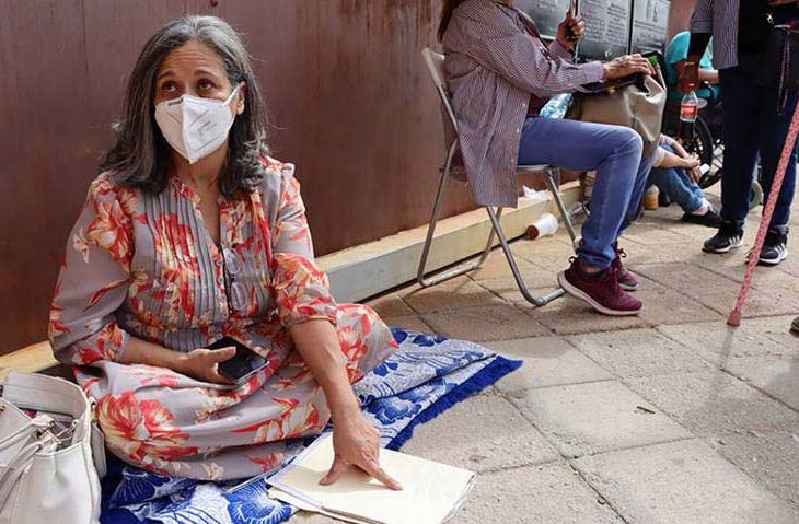 La señora Marisela en la fila del Fex. Foto: La Voz De La Frontera.