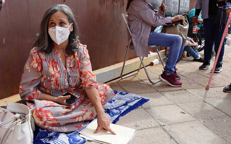 La señora Marisela en la fila del Fex. Foto: La Voz De La Frontera.