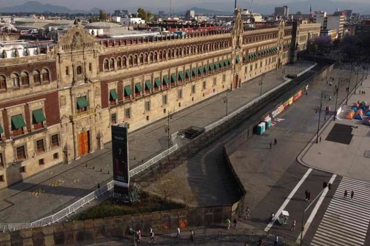 Palacio Nacional con valla metálica.
