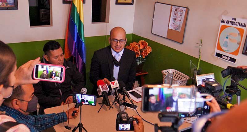 Abogado Márquez Saavedra en conferencia de prensa. Foto: Víctor Medina.