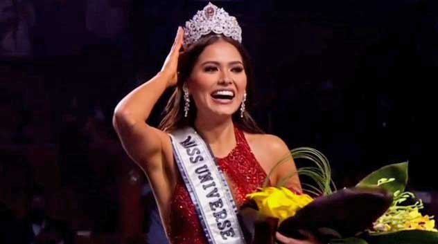 Andrea Meza instantes después de ser coronada Miss Universo.