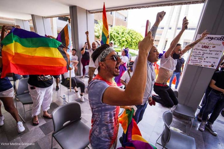 Personas celebrando la aprobación del matrimonio igualitario. Foto: Víctor Medina.