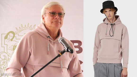 Jaime Bonilla viste un hoodie Giorgio Armani.