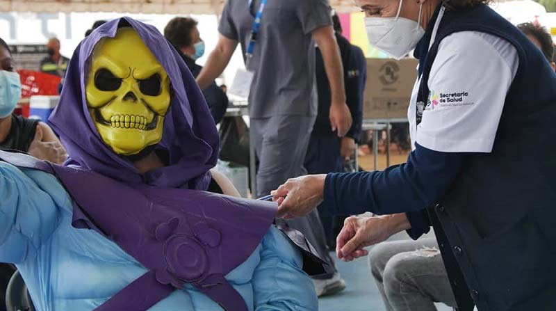 Le aplican la vacuna a Skeletor.