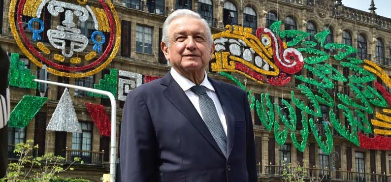 AMLO feliz con sus adornos aztecas en el zócalo.