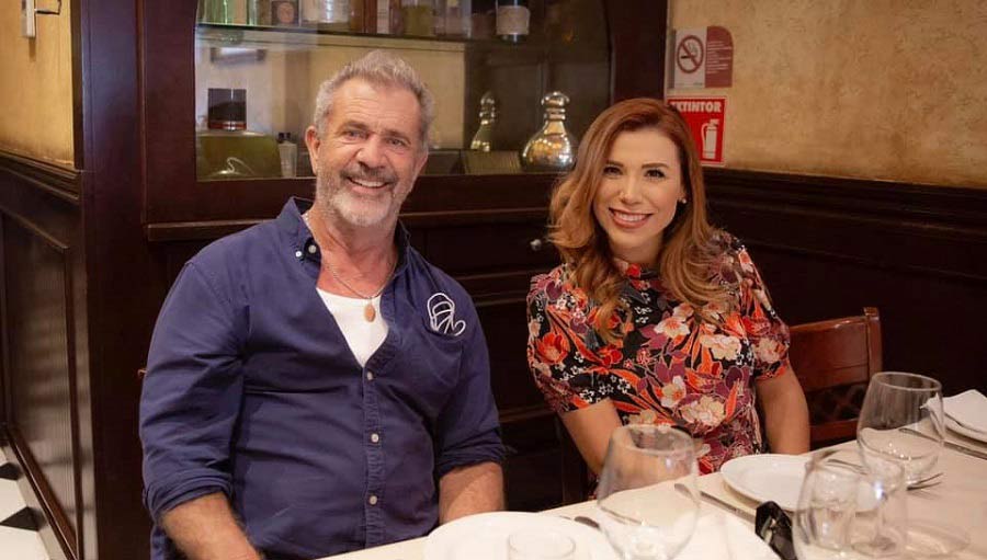 Mel Gibson y Marina del Pilar en un restaurante en Tijuana.