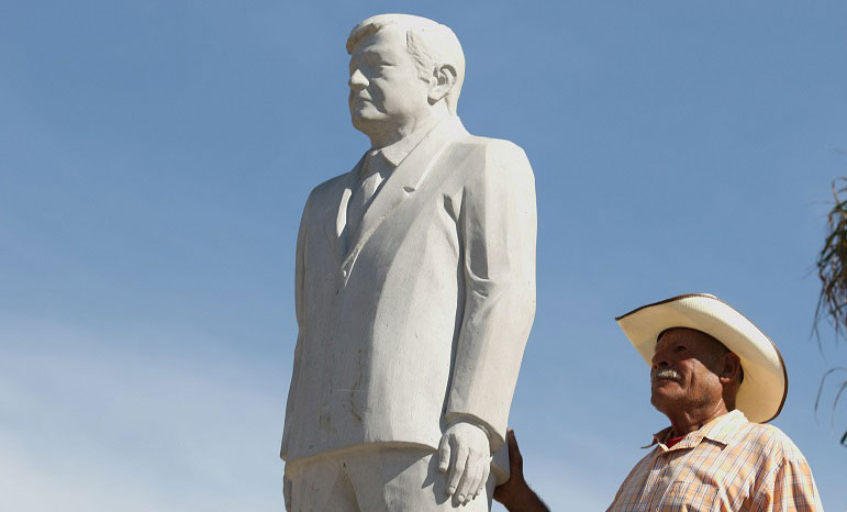 Estatua de AMLO en Querétaro, 2018. Foto: Saúl López.