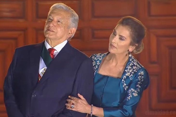 AMLO y su esposa, Beatriz Gutiérrez, en el grito 2021.