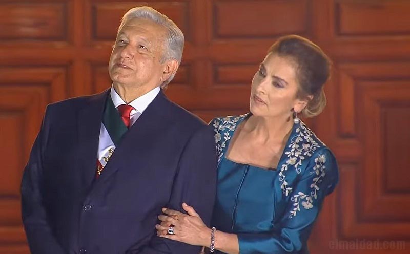 AMLO y su esposa, Beatriz Gutiérrez, en el grito 2021.