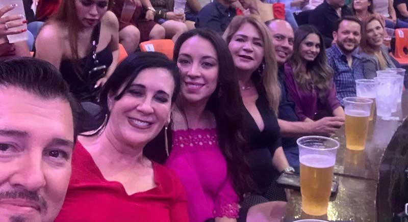 Funcionarios de la 4T disfrutando el show de Gloria Trevi, entre ellas Lourdes Cañez y la diputada federal Julieta Ramírez.