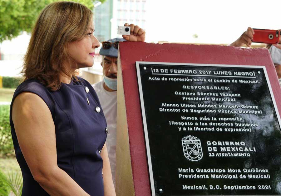 Lupita Mora a un lado de la placa develada.