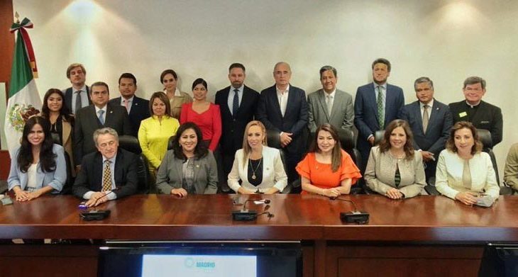 Senadores del PAN junto con integrantes de Vox.