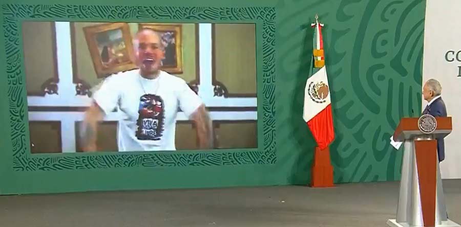 AMLO viendo el video de Calle 13.