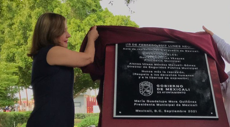 Lupita Mora develando la placa por el "lunes negro".