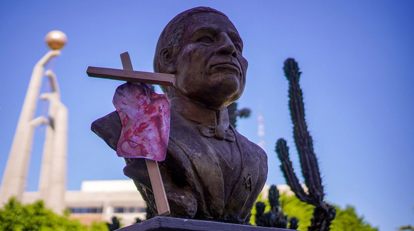 Busto de Juárez frente al congreso de Baja California visitado por los provida. Foto: Víctor Medina.