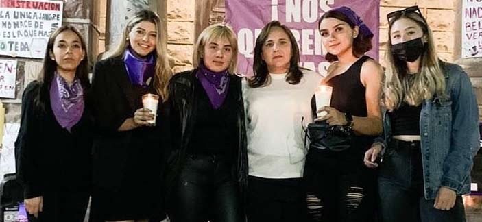 Karla Cordova junto con el colectivo Feministas del Mar.