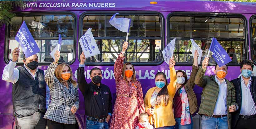 Marina del Pilar presumiendo el transporte violeta.