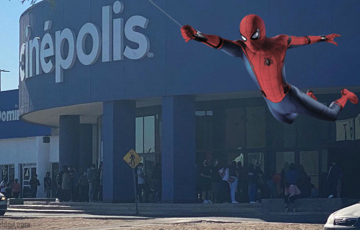 Fila para comprar boletos del estreno de Spider-Man: No Way Home en Cinepolis Nuevo Mexicali.