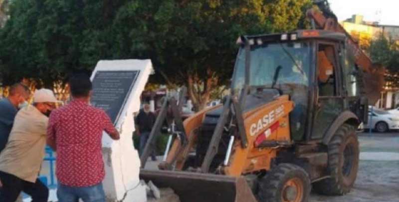 Placa del Lunes Negro siendo retirada.